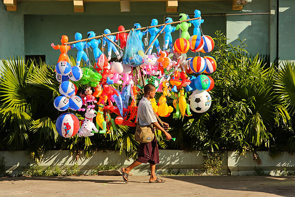 Yangon balloon pedlar