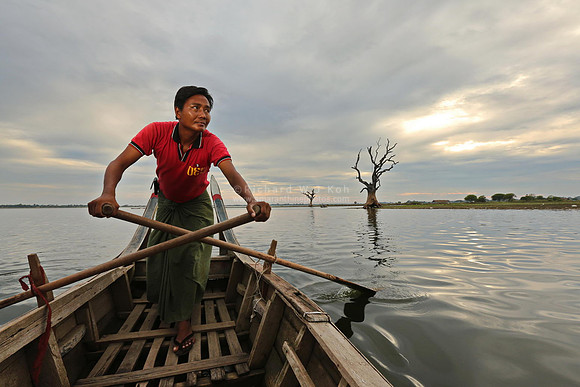 Mandalay Amarapura U Bein Bridge boat man
