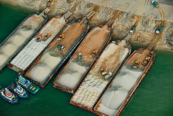 02 Barges offloading construction gravel-ARN_2262m