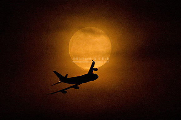 Perigee full moon & airliner